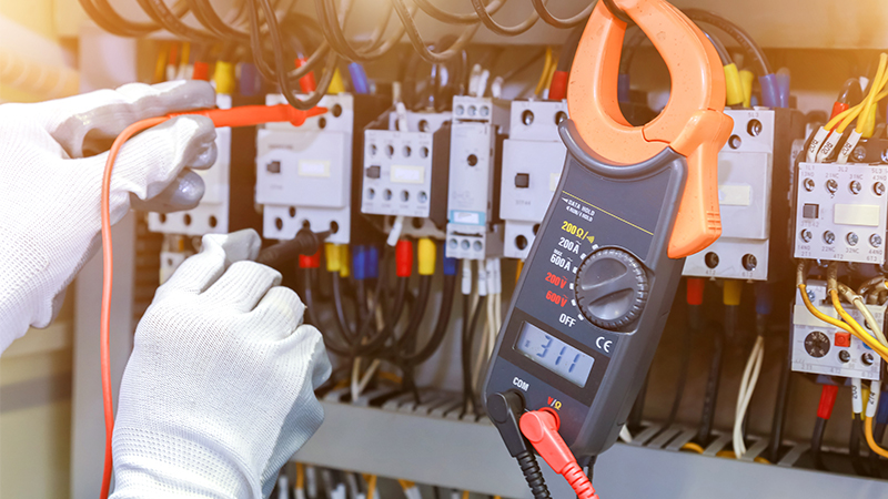 Bild mit Elektroverteilerkasten mit Prüfgeräte