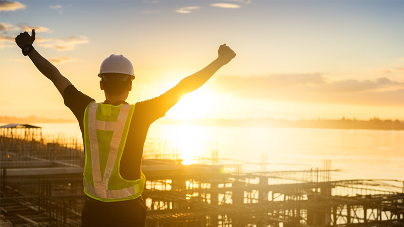 Bild mit einem Mann der beide Arme als Siegerpose macht