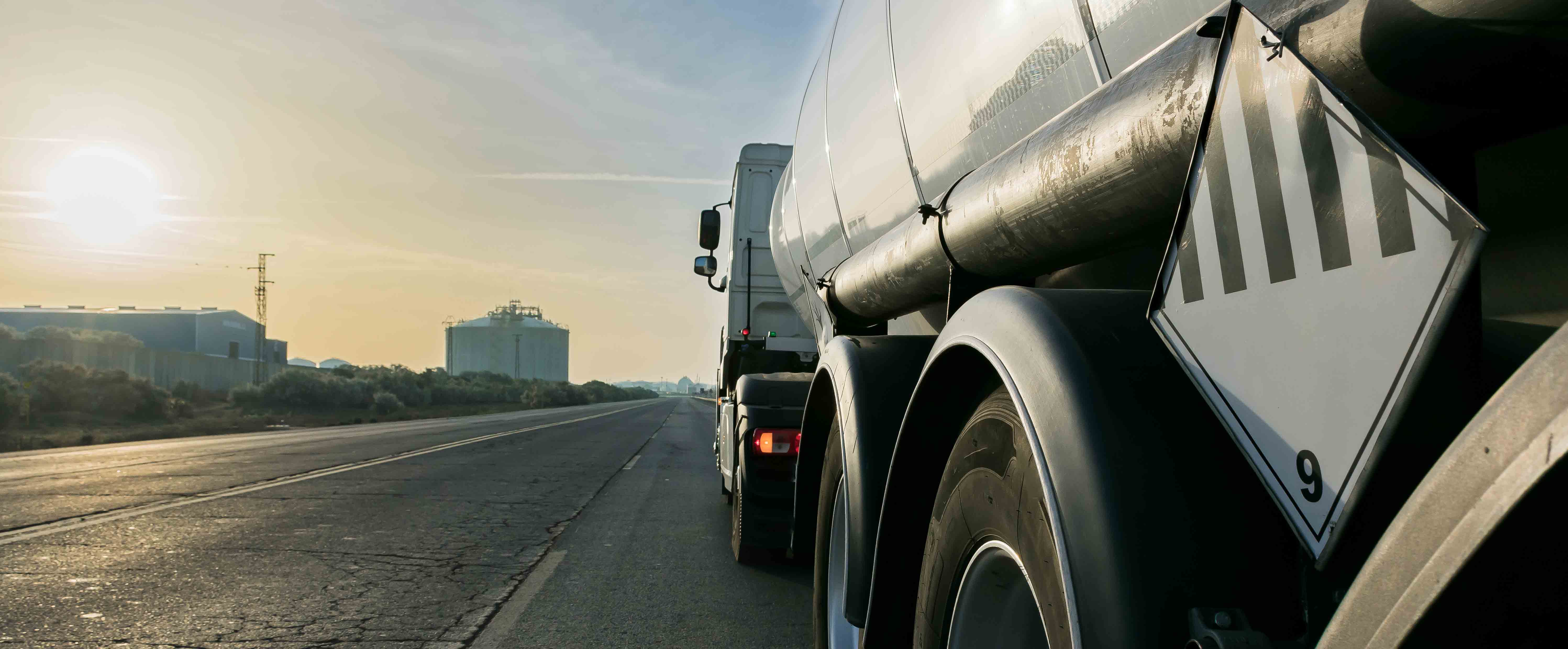 Backgroundimage mit Gefahrgut LKW